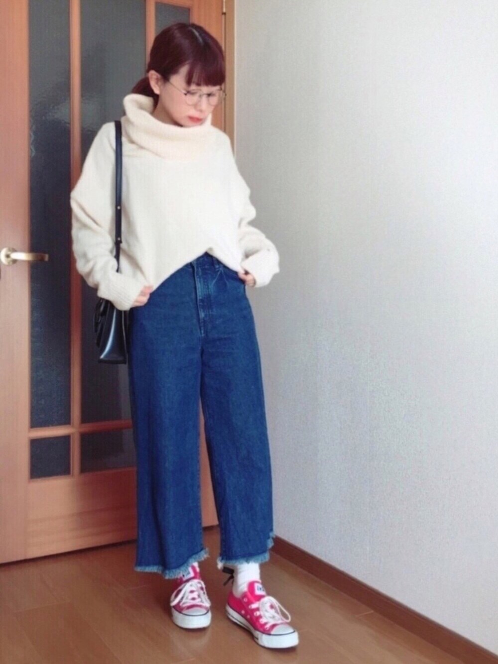 「めがね、ゆるコーデ、converse、赤、スニーカーコーデ、ネイビー×ホワイト、ワイドデニム、コンバース、白ニット、白タートルネック」｜「URBAN RESEARCHのUR 袖ボリュームニット（ニット/セーター、ホワイト系）」を使った、あゆさん（レディース・152cm）の冬コーディネートの1枚目の写真