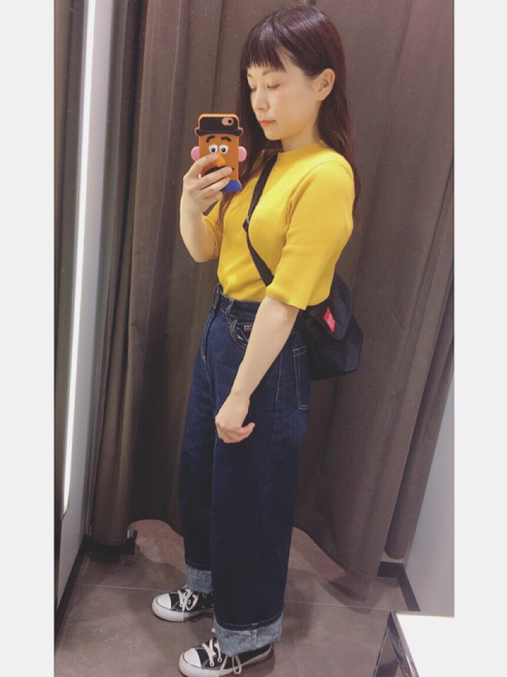 「ロールアップ、ワイドパンツ、ワイドデニム、メッセンジャーバッグ、サコッシュ、イエロー、コンバース、カジュアルコーデ、シンプル、スニーカー」｜「AZUL by moussyのリブ編み5分袖ニットPO（ニット/セーター、イエロー系）」を使った、あゆさん（レディース・152cm）の春コーディネートの1枚目の写真