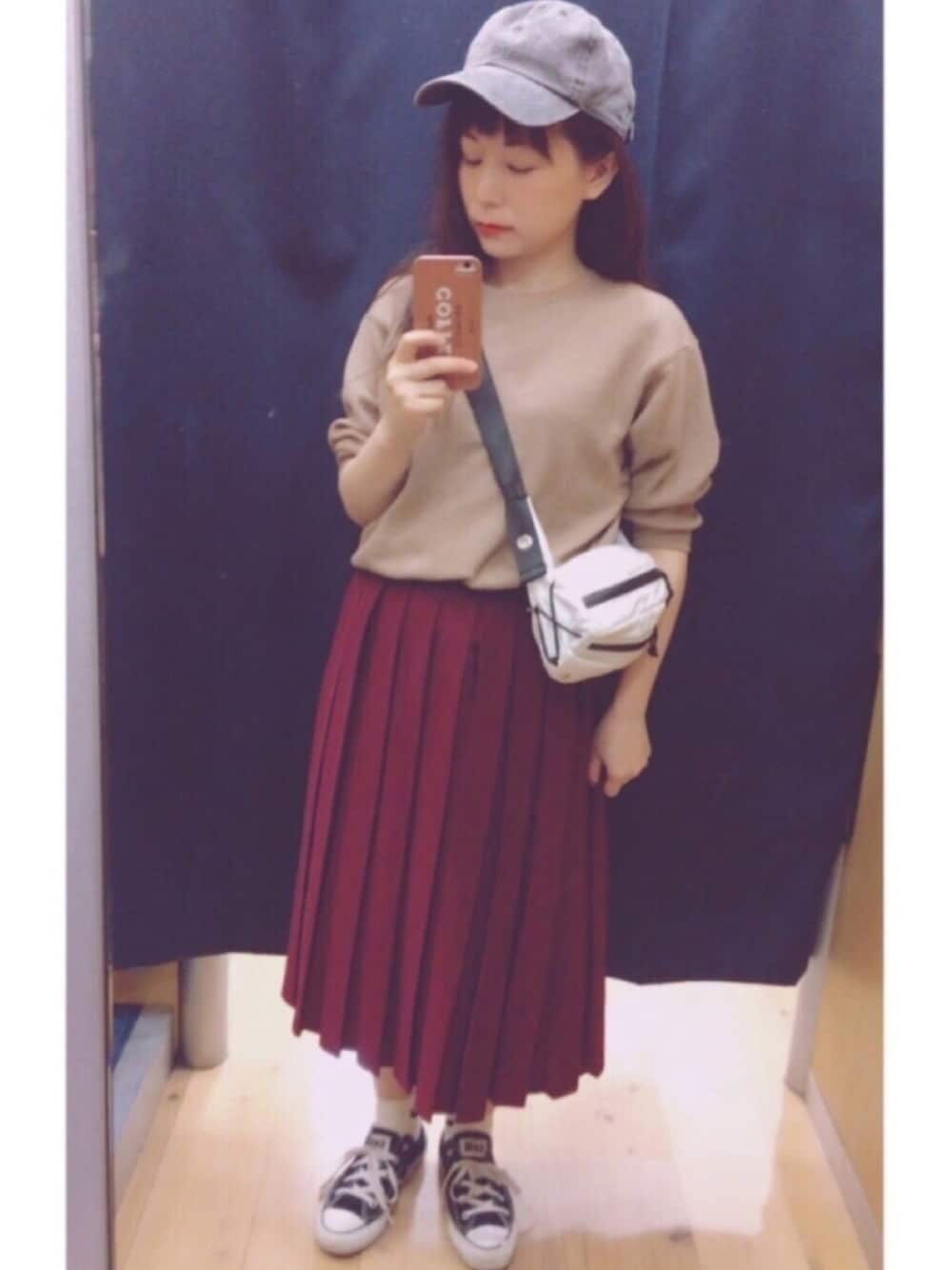 「秋色、秋コーデ、キャップ、UNIQLO、プリーツスカート、スニーカー、converse、シンプル、GU、ゆるニット」｜「Another Editionのポケットウエストバッグ（ボディバッグ/ウエストポーチ、ホワイト系）」を使った、あゆさん（レディース・152cm）の夏コーディネートの1枚目の写真