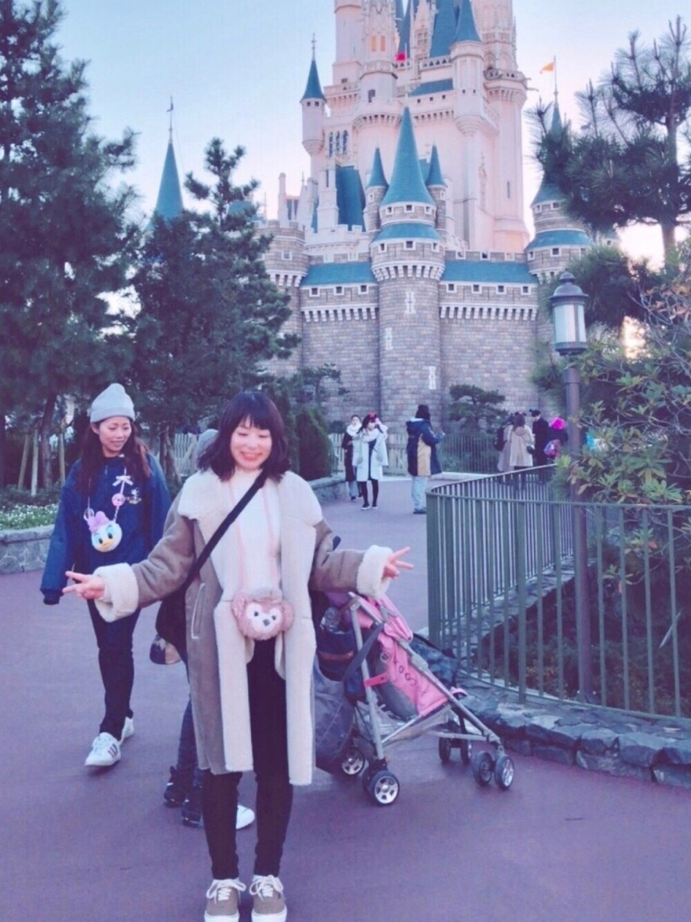 「ディズニーコーデ、ディズニーランド、冬、シンプル、パンツスタイル、タートルネック、ハイネックニット、スニーカー、ムートンコート、白ニット」｜「LOWRYS FARMのシャーリングハイネック　778779 （Tシャツ/カットソー、ホワイト系）」を使った、あゆさん（レディース・152cm）の冬コーディネートの1枚目の写真