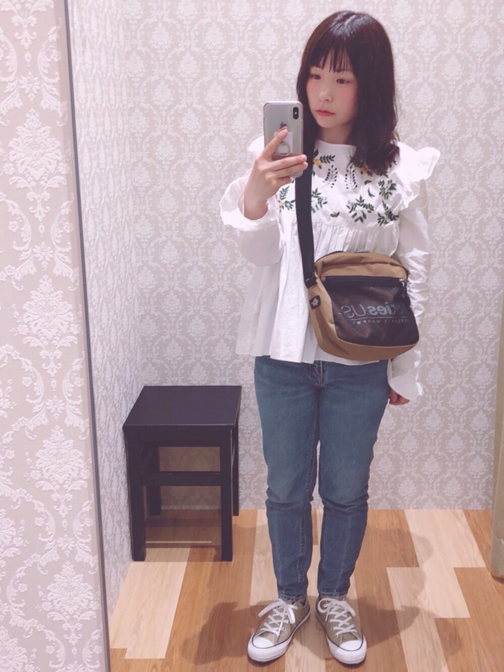 「春コーデ、デニムパンツ、スニーカー、コンバース、ベージュ、はるコーデ、シンプルコーデ、花柄、ブラウス、ZARA」｜「Dickiesの【DICKIES/ディッキーズ】LOGO MINI SHOULDER BAG（ショルダーバッグ、ベージュ系）」を使った、あゆさん（レディース・152cm）の春コーディネートの1枚目の写真