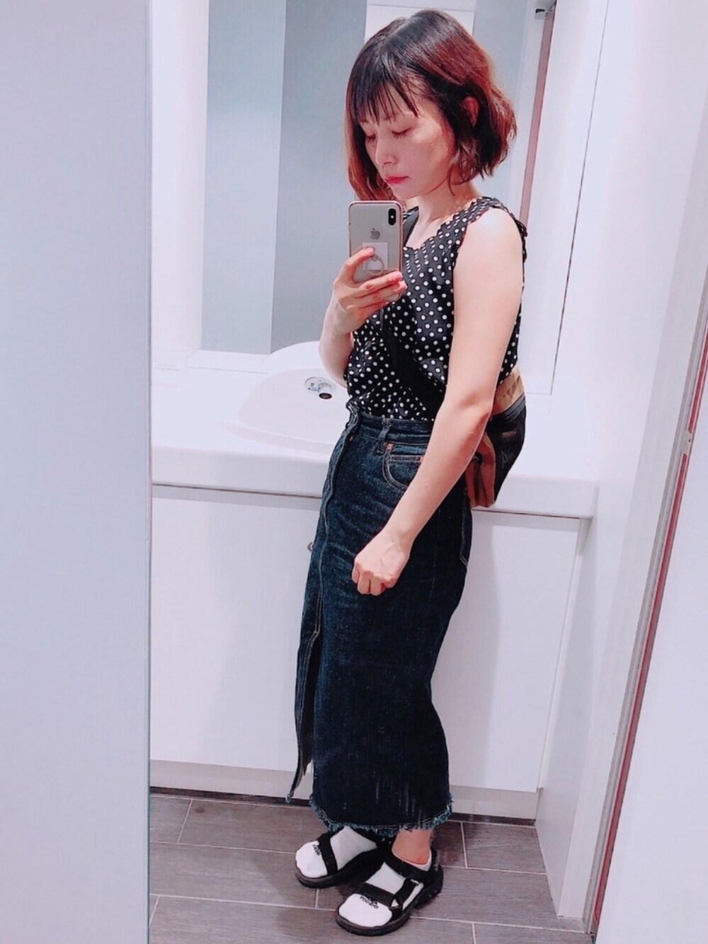 「ドット、ノースリーブ、サンダル、黒、休日スタイル、夏コーデ、低身長、ワントーンコーデ、ウエストポーチ、タンクトップ」｜「chocomeeのドットタンクトップ（タンクトップ、ブラック系）」を使った、あゆさん（レディース・152cm）の夏コーディネートの1枚目の写真