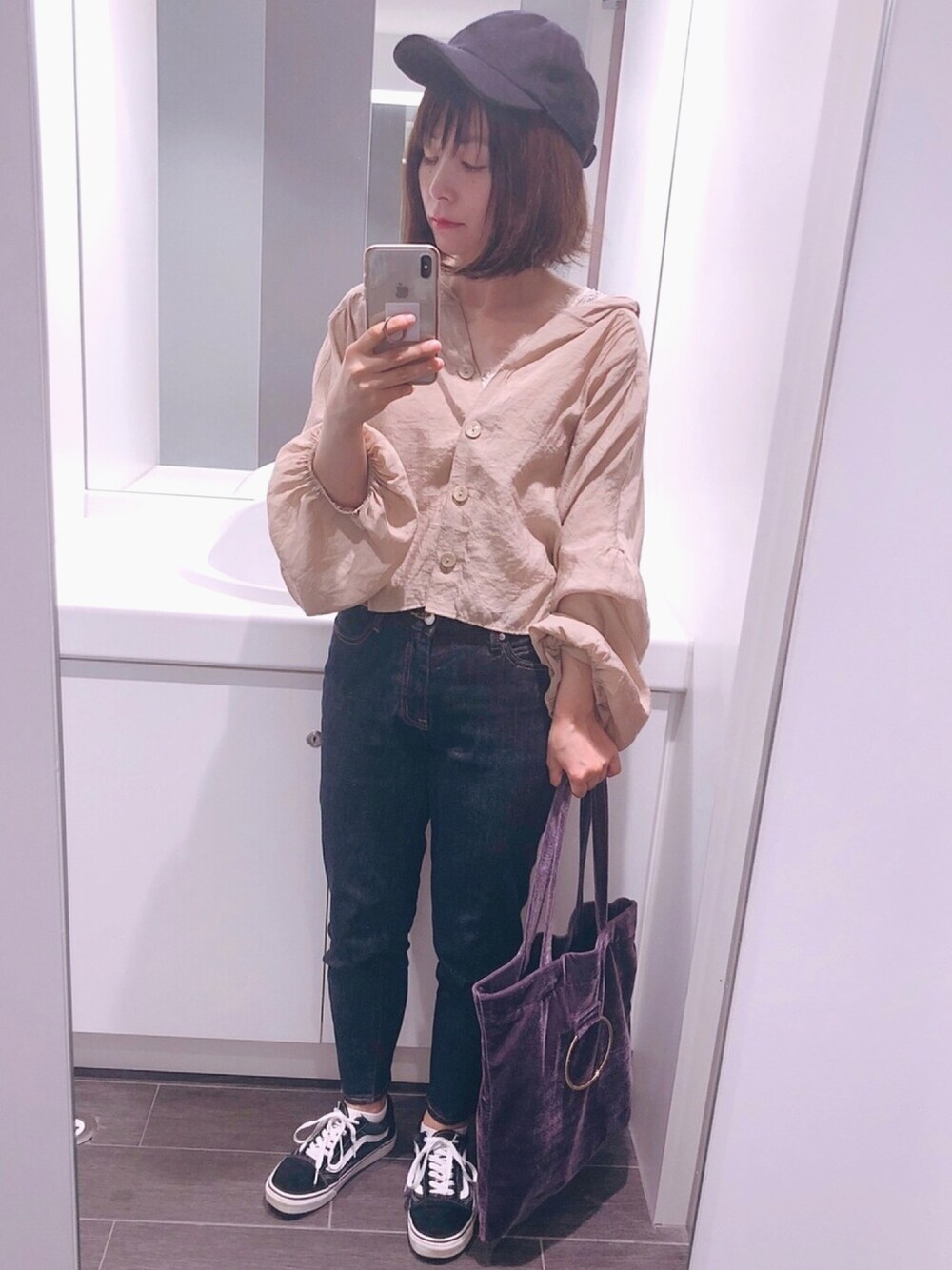 「秋、シンプルコーデ、パンツスタイル、秋コーデ、デニムパンツ、zozoデニム、キャップ、スニーカー、ベージュコーデ、ootd」｜「ZOZOのストレートデニムパンツ（パターンオーダー）／ワンウォッシュ［WOMEN］（デニムパンツ、ブルー系）」を使った、あゆさん（レディース・152cm）の秋コーディネートの1枚目の写真