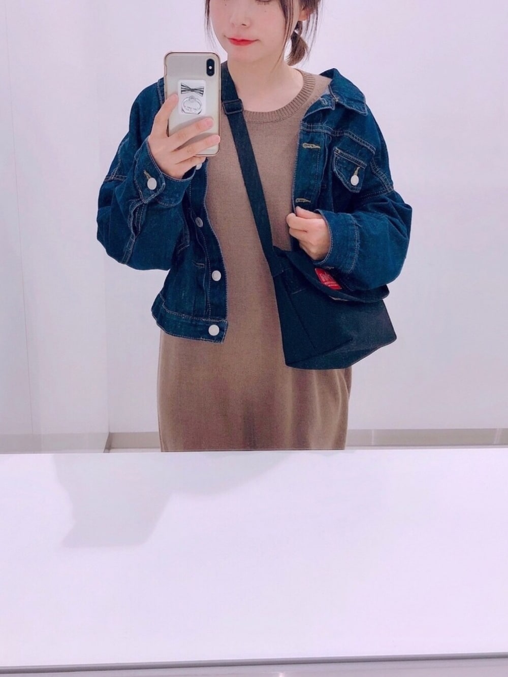 「ニットワンピース、春、ブラウン、シンプルコーデ、デニムジャケット、抜き襟、ワンピース、休日スタイル、Gジャン」｜「夢展望のオーバーサイズゆるＧジャン（デニムジャケット、ブルー系）」を使った、あゆさん（レディース・152cm）の春コーディネートの1枚目の写真