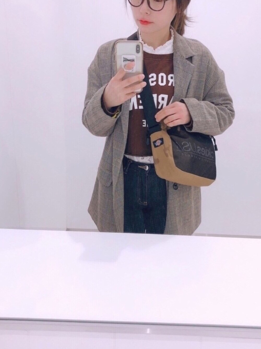 「レイヤードスタイル、春コーデ、デニムパンツ、ブラウス、チェックジャケット、めがね、スウェット、ビッグシルエット、zozoデニム、ロゴスウェット」｜「haco!の＜高橋愛さんコラボ＞ラブ＆ピースプロジェクト　裏地配色がかわいいチェック柄のダブルボタンジャケット（テーラードジャケット、ブラウン系）」を使った、あゆさん（レディース・152cm）の春コーディネートの1枚目の写真