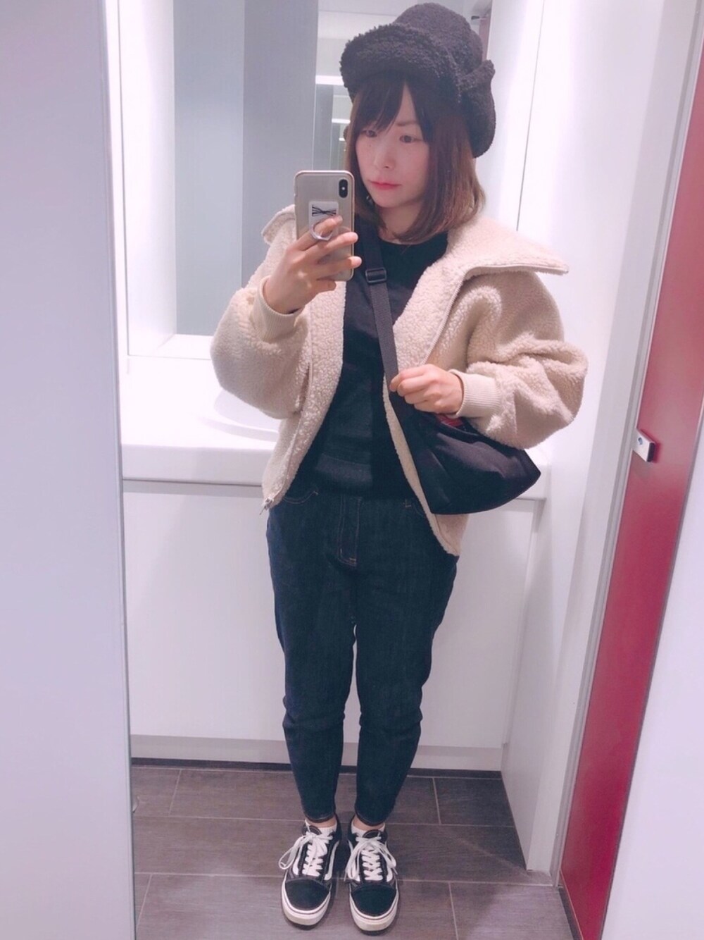 「冬、ユニクロ、ブラックコーデ、zozoデニム、スニーカー、フライトキャップ、オトナカジュアル、ゆるコーデ、フリース、パイロットキャップ」｜「Manhattan PortageのCasual Messenger Bag（メッセンジャーバッグ、ブラック系）」を使った、あゆさん（レディース・152cm）の秋コーディネートの1枚目の写真
