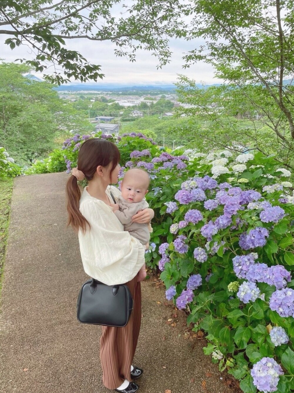 「低身長、シンプル、春コーデ、おしゃれさんと繋がりたい、ブラウス、ママコーデ、プリーツパンツ、バレエシューズ、ブラウン、きれいめカジュアル」｜「Amiurのairy soft blouse（シャツ/ブラウス、ベージュ系）」を使った、あゆさん（レディース・152cm）の夏コーディネートの1枚目の写真