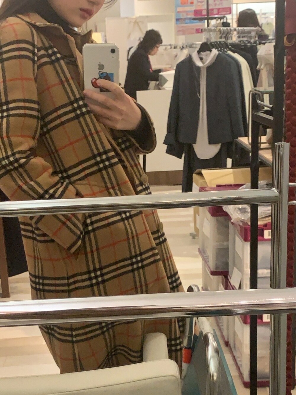 「お洒落さんとつながりたい、いいね、save、フォローお願いします🤑、burberry、Burberry London、冬、チェックコート、リバーシブルコート」｜「BURBERRYのアイテム（その他アウター、ブラウン系）」を使った、Sofia_さん（レディース・158cm）の冬コーディネートの1枚目の写真