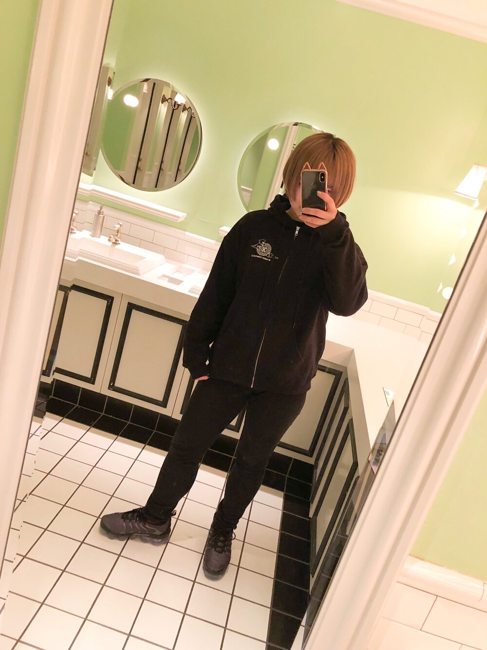 「Candy Stripper、NIKE AIR MAX、Nikevapormax」｜「Candy StripperのORIENTAL CANDY ZIP UP パーカー（パーカー、ブラック系）」を使った、ゆきぺさん（レディース・161cm）の冬コーディネートの1枚目の写真