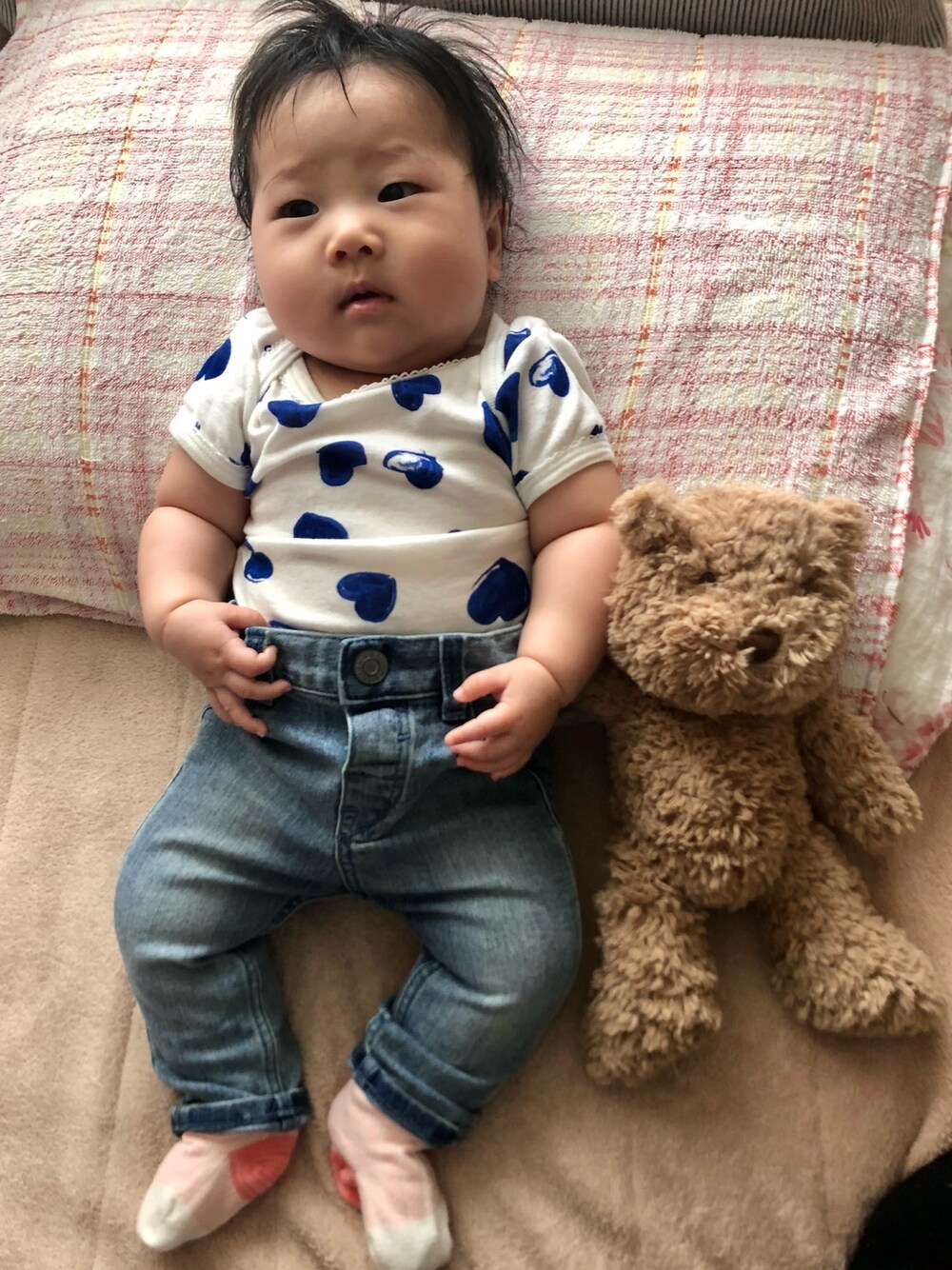 「カジュアルコーデ、デニムパンツ、H&M、プチバトー、くまさん、スキニーデニム、ベビーコーデ、キッズファッション、赤ちゃん、女の子」｜「PETIT BATEAUのアイテム（肌着、ホワイト系）」を使った、hanamaruさん（キッズ・60cm）の冬コーディネートの1枚目の写真