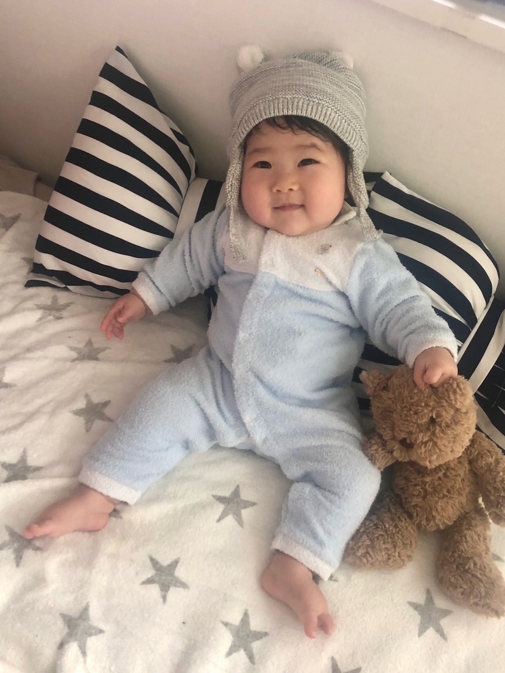 「私の推しブランド、キッズコーデ、ファミリア、7ヶ月、０歳、生後7ヶ月、おしゃれさんと繋がりたい、フライトキャップ、冬コーデ、ベビーコーデ」｜「Francfrancの450x350 シルヴィ クッション ブラックxホワイト（クッション/クッションカバー、ブラック系）」を使った、hanamaruさん（キッズ・60cm）の冬コーディネートの1枚目の写真