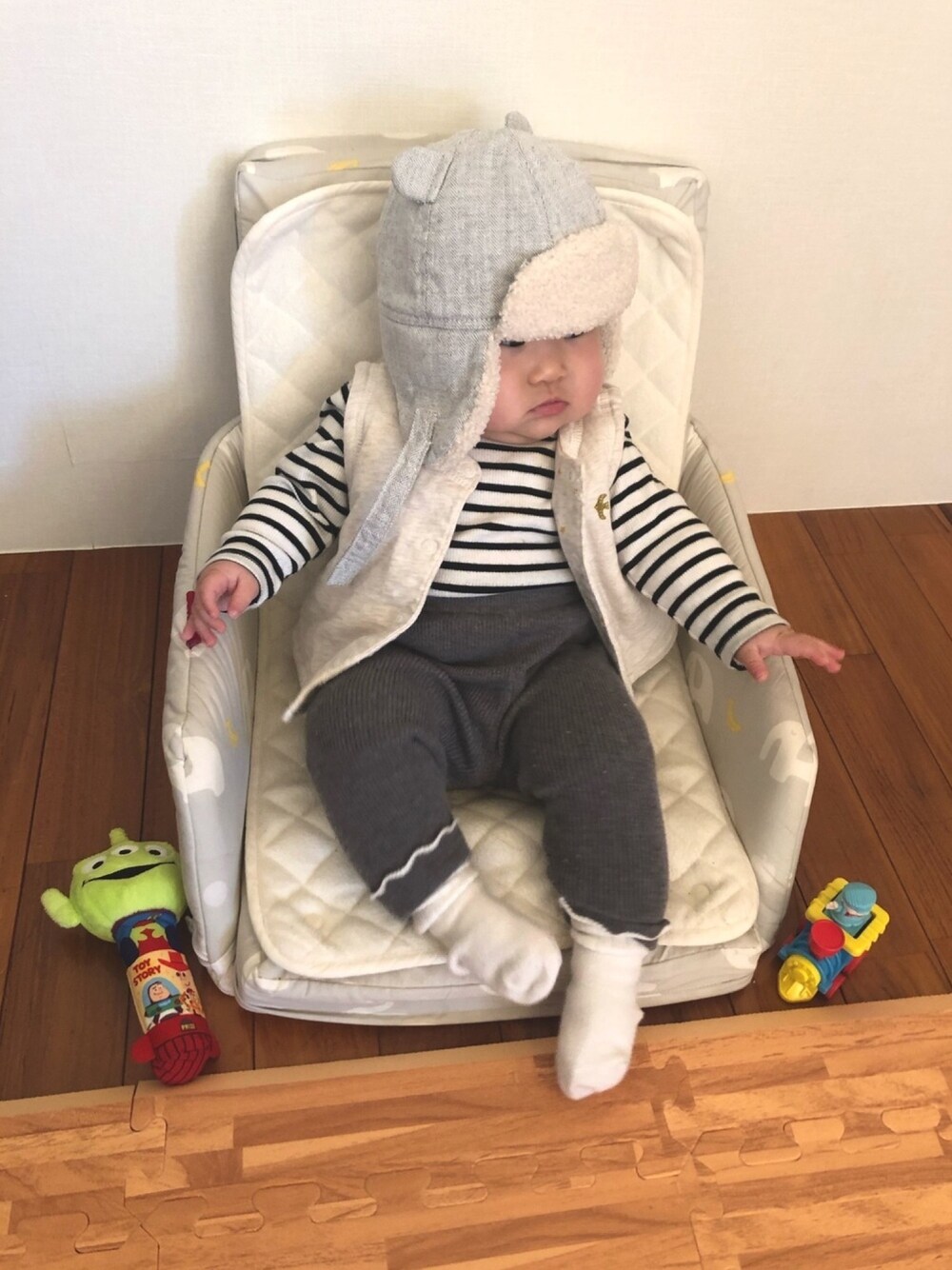 「おしゃれさんと繋がりたい、モノトーン、モノトーンコーデ、冬コーデ、フライトキャップ、生後6ヶ月、リブパンツ、おんなのこ、ベビーコーデ、petit main」｜「tiny treeのアイテム（ソックス/靴下、ホワイト系）」を使った、hanamaruさん（キッズ・60cm）の冬コーディネートの1枚目の写真