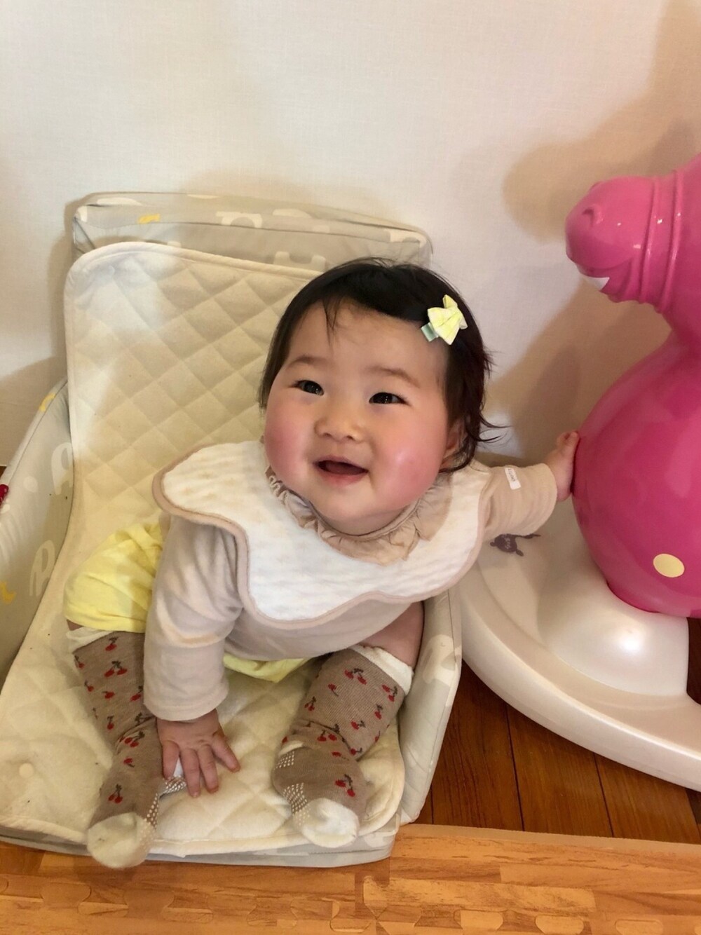 「春コーデ、カジュアルコーデ、女の子コーデ、9ヶ月、０歳、赤ちゃんコーデ、ベビーコーデ、プチプラ、ハーフパンツ、ショートパンツ」｜「petit mainのアイテム（ヘアピン、イエロー系）」を使った、hanamaruさん（キッズ・60cm）の春コーディネートの1枚目の写真