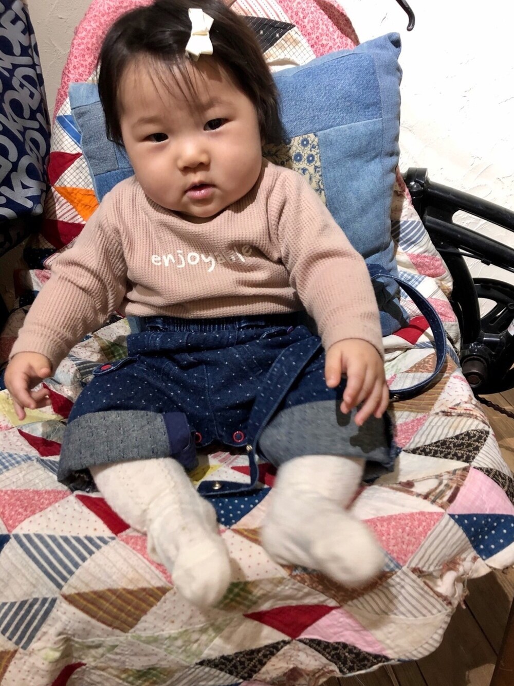 「古着、古着MIX、9ヶ月、０歳、キッズファッション、オーバーオール、ゆるコーデ、オーバーサイズ、休日スタイル、ベビーコーデ」｜「petit mainの総柄×無地リボンヘアクリップ2Pセット（バレッタ/ヘアクリップ、イエロー系）」を使った、hanamaruさん（キッズ・60cm）の春コーディネートの1枚目の写真