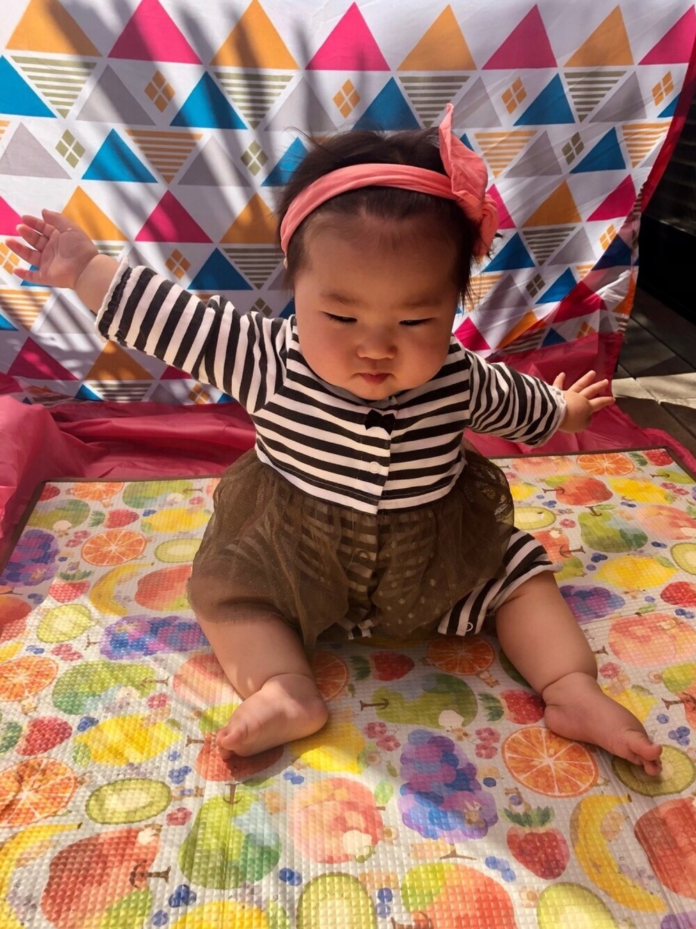 「ピクニック、おしゃれさんと繋がりたい、カジュアルコーデ、春夏コーデ、9ヶ月、０歳、休日スタイル、おんなのこ、ボーダー、ヘアバンド」｜「baby blingのアイテム（ヘアバンド、ピンク系）」を使った、hanamaruさん（キッズ・60cm）の春コーディネートの1枚目の写真