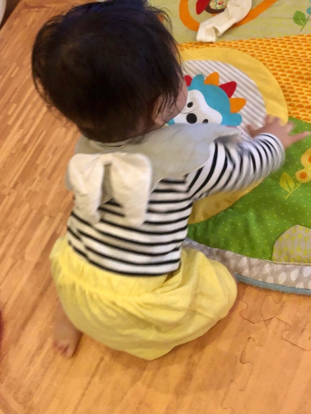 「主役はカラーパンツ、カジュアル、今日のコーデ、ボーダー、０歳、9ヶ月、女の子コーデ、春コーデ、天使の羽根、ベビーコーデ」｜「lien de famille のアイテム（スタイ/よだれかけ、グレー系）」を使った、hanamaruさん（キッズ・60cm）の春コーディネートの1枚目の写真