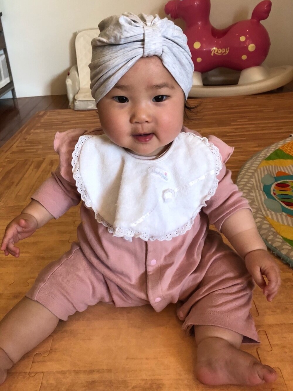 「春夏コーデ、休日スタイル、プチプラ、プチプラコーデ、60cm、10ヶ月、０歳、女の子、ベビーコーデ、くすみカラー」｜「H&Mのターバンキャップ（帽子、グレー系）」を使った、hanamaruさん（キッズ・60cm）の春コーディネートの1枚目の写真