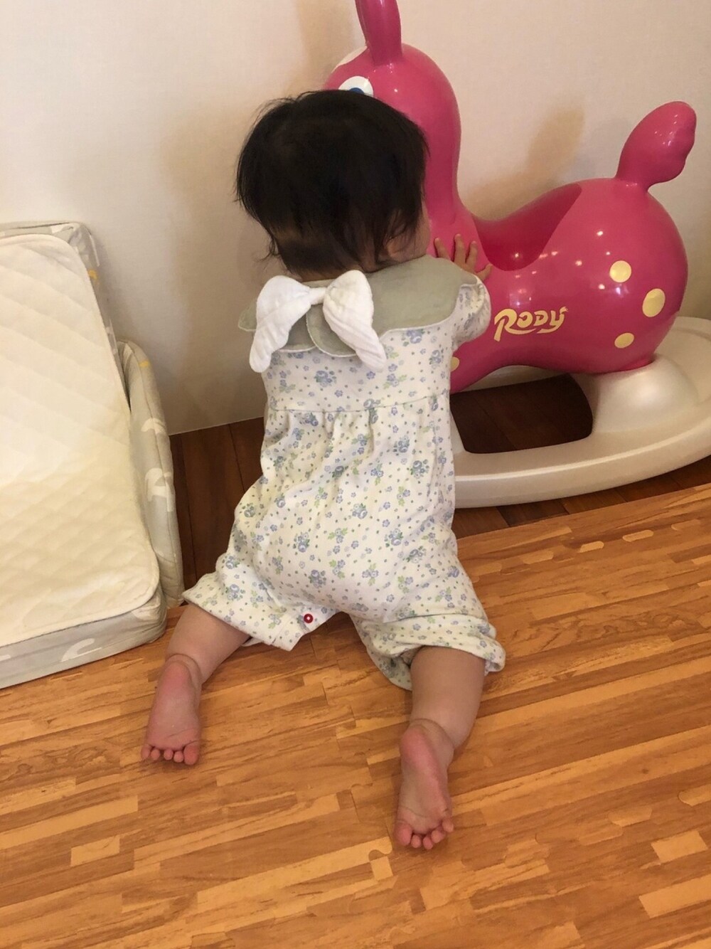 「ブランシェス、Branshes、ゆるコーデ、ベビーコーデ、10ヶ月、０歳、60cm、休日スタイル、おうちファッション、あかちゃんコーデ」｜「lien de famille のアイテム（スタイ/よだれかけ、グレー系）」を使った、hanamaruさん（キッズ・60cm）の春コーディネートの1枚目の写真