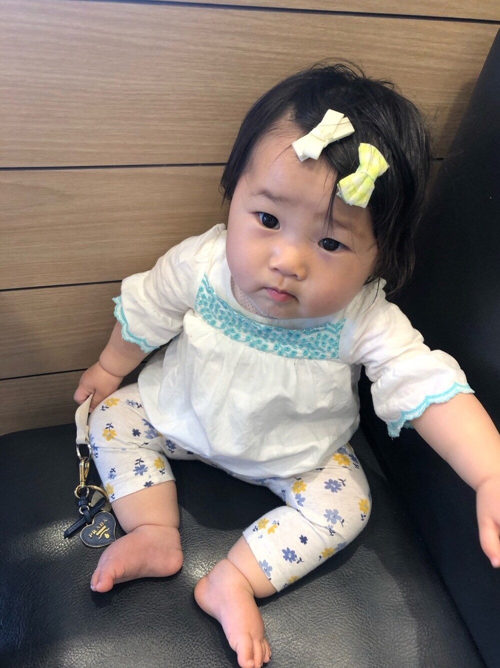 「プチプラコーデ、10ヶ月、０歳、60cm、春夏コーデ、休日スタイル、女の子コーデ、ベビーコーデ、ブラウス、レギンス」｜「petit mainの総柄×無地リボンヘアクリップ2Pセット（バレッタ/ヘアクリップ、イエロー系）」を使った、hanamaruさん（キッズ・60cm）の春コーディネートの1枚目の写真