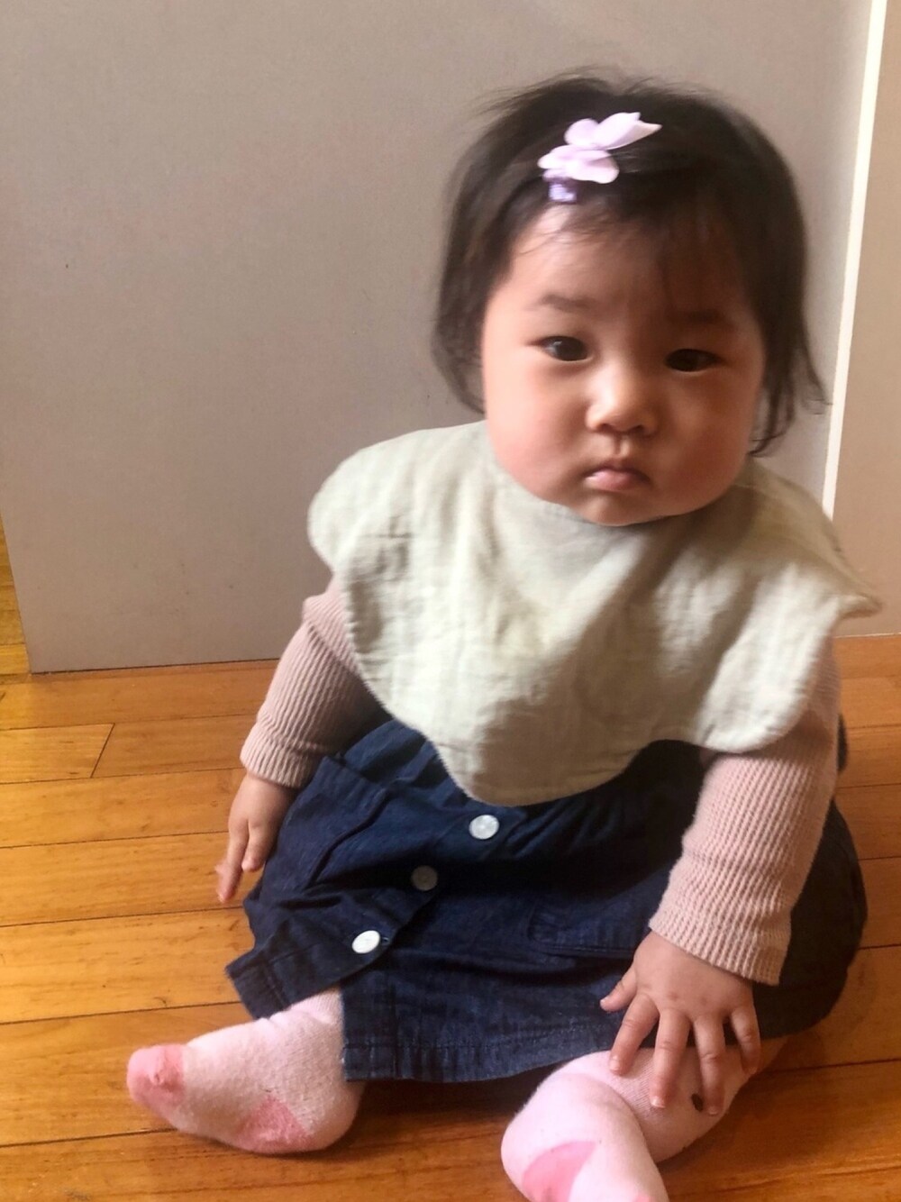 「プティマイン、ジャンパースカート、10ヶ月、60cm、０歳、キッズファッション、ベビーコーデ、赤ちゃん、カジュアルコーデ、ptite main」｜「smileypigのアイテム（ヘアピン、パープル系）」を使った、hanamaruさん（キッズ・60cm）の春コーディネートの1枚目の写真