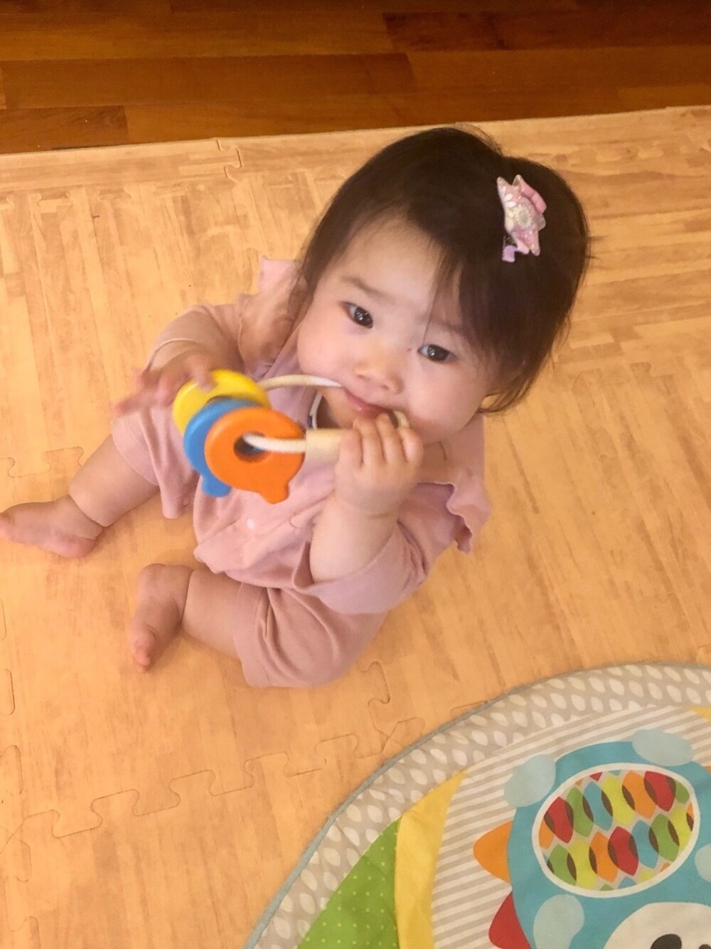 「春夏コーデ、くすみピンク、プチプラ、カジュアルコーデ、くすみカラー、ベビーコーデ、60cm、10ヶ月、０歳、おんなのこ」｜「smilypigのアイテム（ヘアピン、ピンク系）」を使った、hanamaruさん（キッズ・60cm）の春コーディネートの1枚目の写真