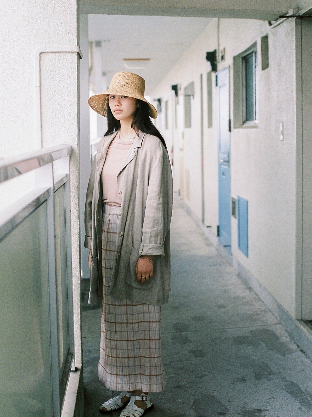 「麦わら帽子、サンダル、baserange、BASErange、KIJIMA TAKAYUKI、古着、リネンジャケット」｜「KIJIMA TAKAYUKIの＜KIJIMA TAKAYUKI（キジマ タカユキ）＞ブラックベルト ハット（ハット、ベージュ系）」を使った、も も かさん（レディース・168cm）の春コーディネートの1枚目の写真