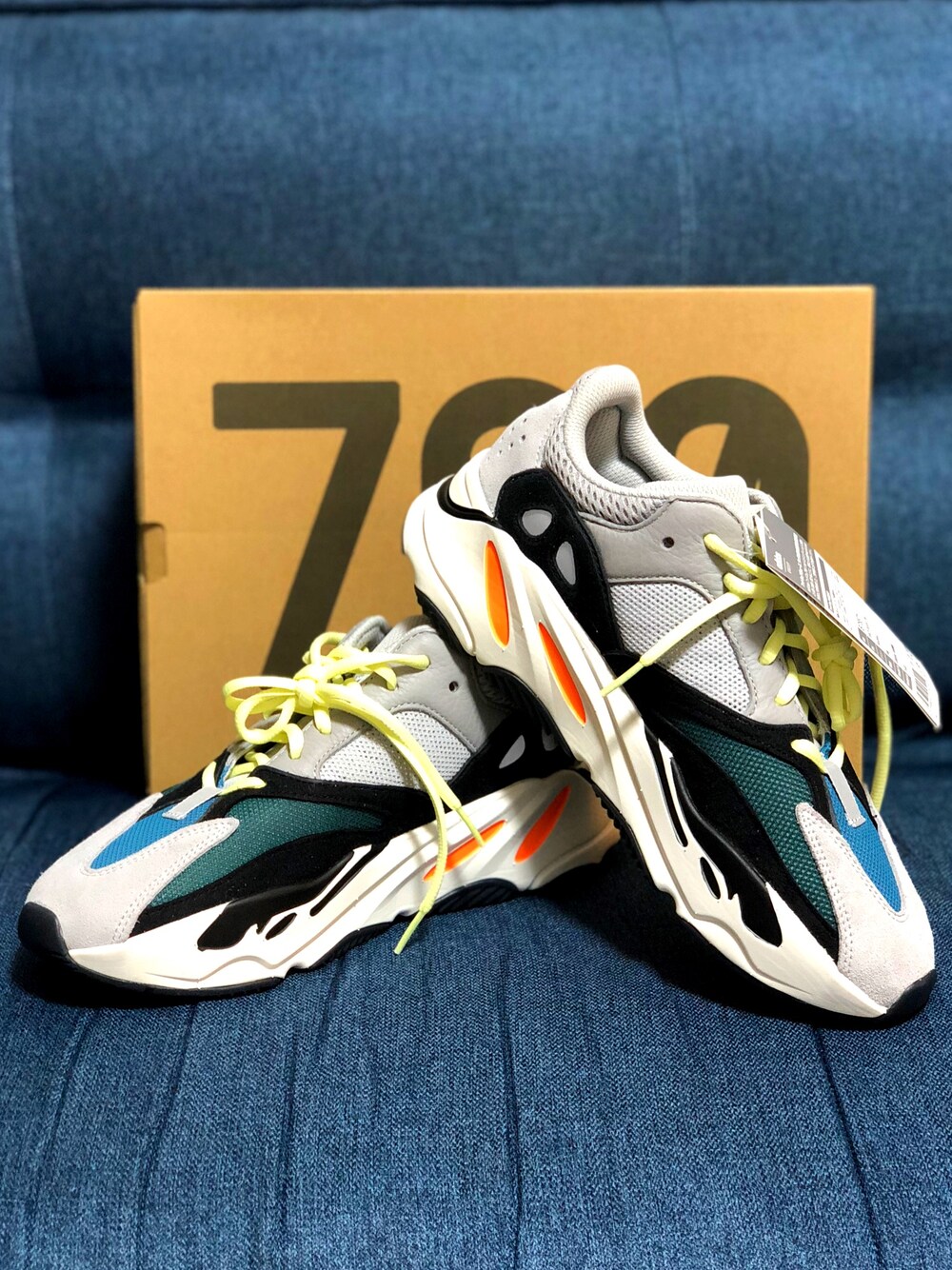 「adidas、yeezy boost 700、KanyeWest」｜「adidasのアイテム（スニーカー、ホワイト系）」を使った、dj_hikaさん（メンズ・165cm）の秋コーディネートの1枚目の写真