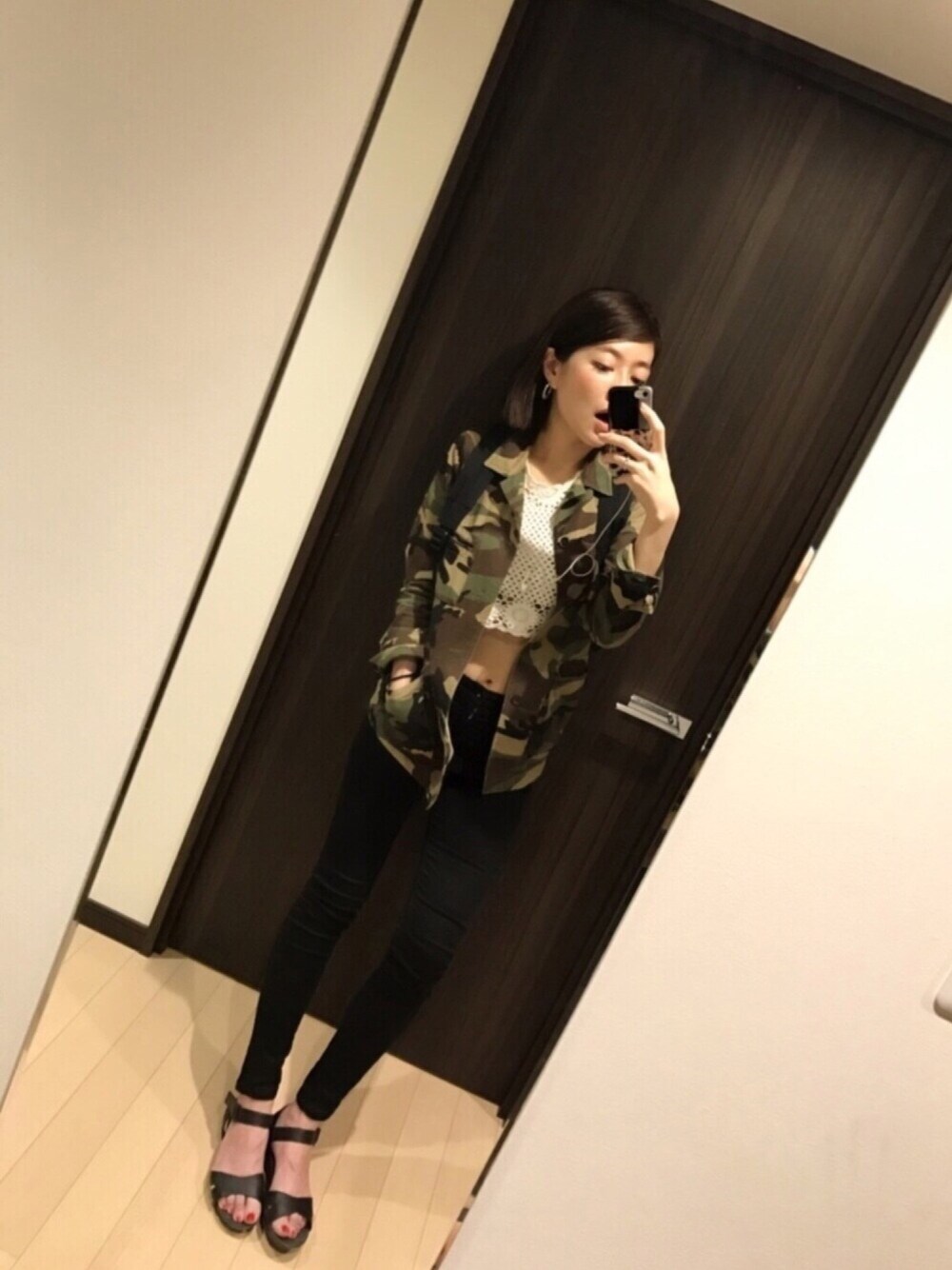 「迷彩、ミリタリージャケット、ミリタリー、ストリート、ストリートMIX、ストリートカジュアル、ootd、outfit、シンプルコーデ、スキニーデニム」｜「H&Mのアイテム（タンクトップ、ホワイト系）」を使った、RUIさん（レディース・165cm）の春コーディネートの1枚目の写真
