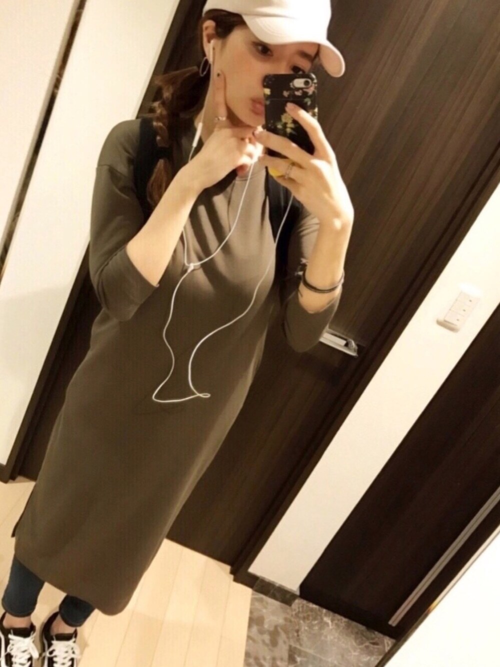 「ストリート、キャップ、シンプルコーデ、シャツスタイル、はるコーデ、春コーデ、デニム、ootd、outfit」｜「AZUL by moussyのプレーティング30/OE天竺7分OP（ワンピース、グリーン系）」を使った、RUIさん（レディース・165cm）の春コーディネートの1枚目の写真