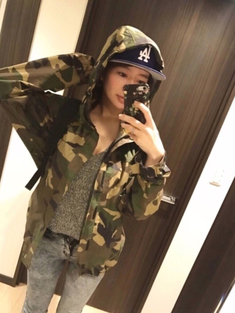 「ストリート、ストリートMIX、シンプル、シンプルコーデ、メイサイ柄、迷彩、ゴアテックス、ootd、NEW ERA」｜「JEANASISのMIXニットノースリーブ/725008 （ニット/セーター、グレー系）」を使った、RUIさん（レディース・165cm）の春コーディネートの1枚目の写真
