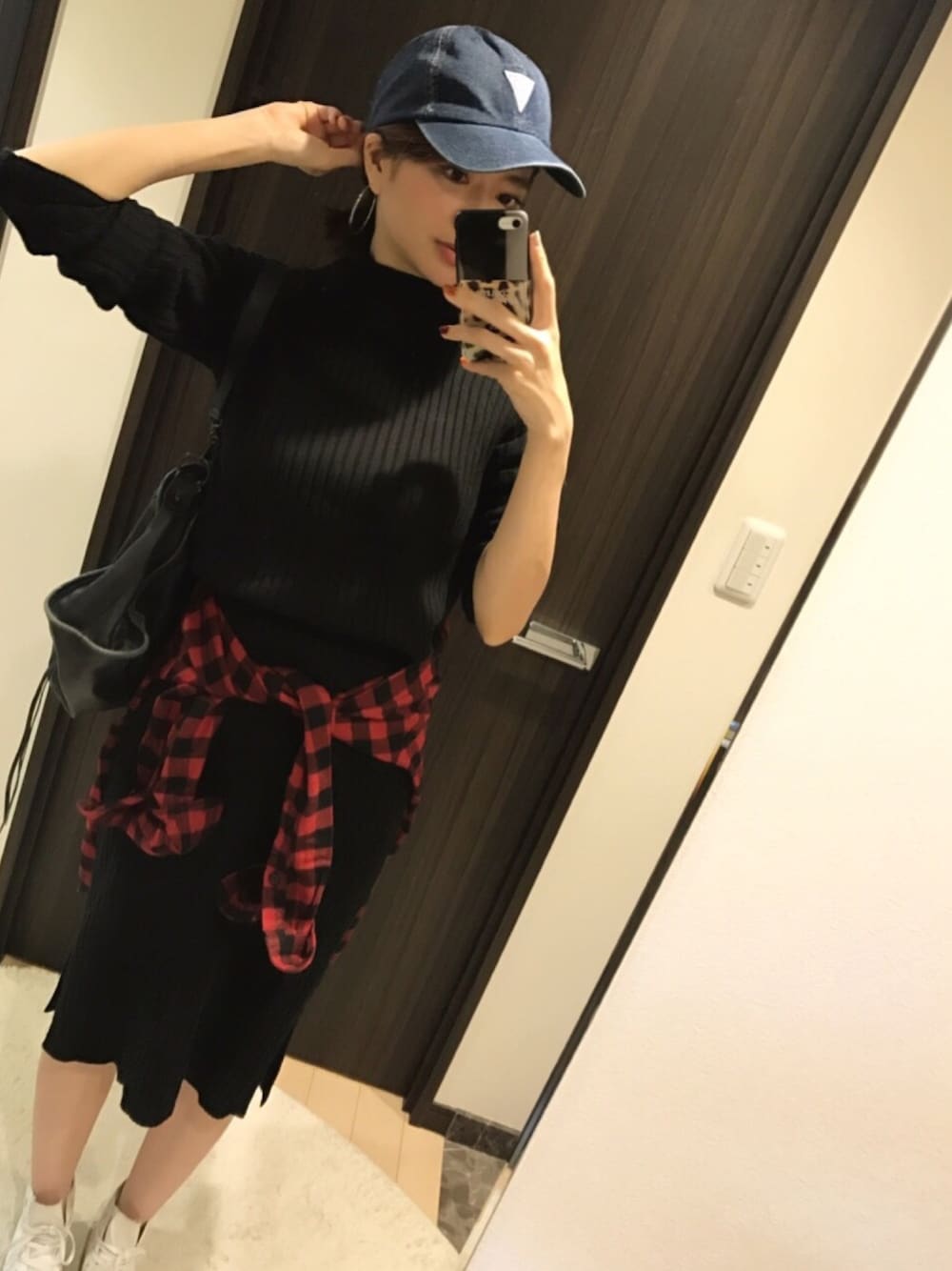 「コク色シャドウ、秋コーデ、秋服、ストリート、ストリートMIX、guess、ワンピース、チェックシャツ、コンバース、バレンシアガ」｜「GuessのDENIM 6 PANEL CAP (デニム 6パネル キャップ)（キャップ、ブルー系）」を使った、RUIさん（レディース・165cm）の秋コーディネートの1枚目の写真