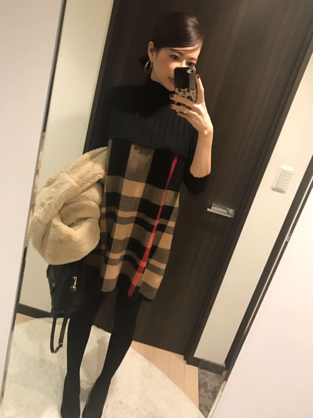 「冬、冬コーデ、ニットワンピース、チェックワンピース、Ruu、セリーヌ、ワンピーススタイル、タイツ、ファーコート」｜「VISの★ヒルナンデス!放映★フェイクファーノーカラーコート（その他アウター、ベージュ系）」を使った、RUIさん（レディース・165cm）の冬コーディネートの1枚目の写真