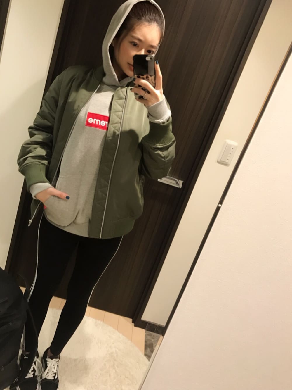「冬コーデ、冬のコーデ、supreme、シュプリーム、パーカー、MA-1、レギンス、ラインパンツ、VANS、ストリート」｜「Mila OwenのオーバーサイズMA-1（MA-1、グリーン系）」を使った、RUIさん（レディース・165cm）の冬コーディネートの1枚目の写真