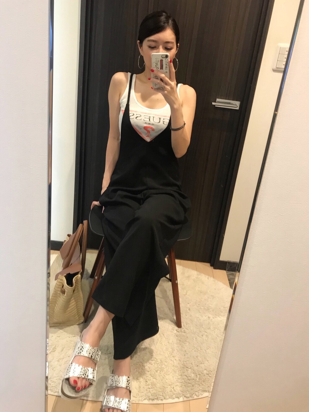 「birkenstock、ビルケンシュトック、ARIZONA、METALLICSTONES、2018ss、guess、summer、オールインワン、休日スタイル、海コーデ」｜「GuessのGUESS Originals CLASSIC LOGO TANK TOP 【JAPAN EXCLUSIVE ITEM】（タンクトップ、ホワイト系）」を使った、RUIさん（レディース・165cm）の夏コーディネートの1枚目の写真