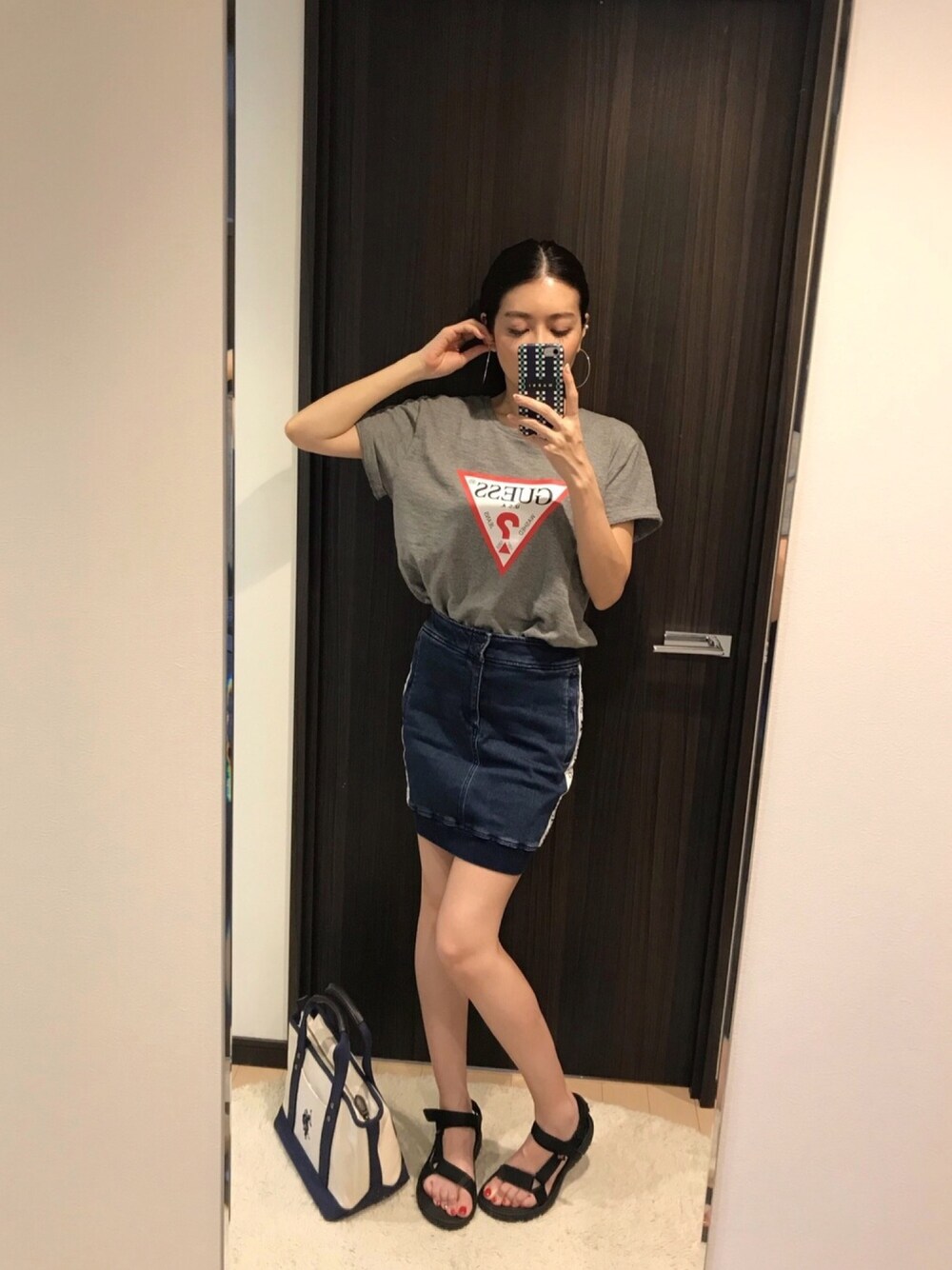 「uspolo、USポロ、夏コーデ、夏セールで買いました、guess、ゲス、ストリート、ストリートMIX、teva」｜「GuessのGUESS Originals CLASSIC TRIANGLE LOGO TEE（Tシャツ/カットソー、グレー系）」を使った、RUIさん（レディース・165cm）の夏コーディネートの1枚目の写真