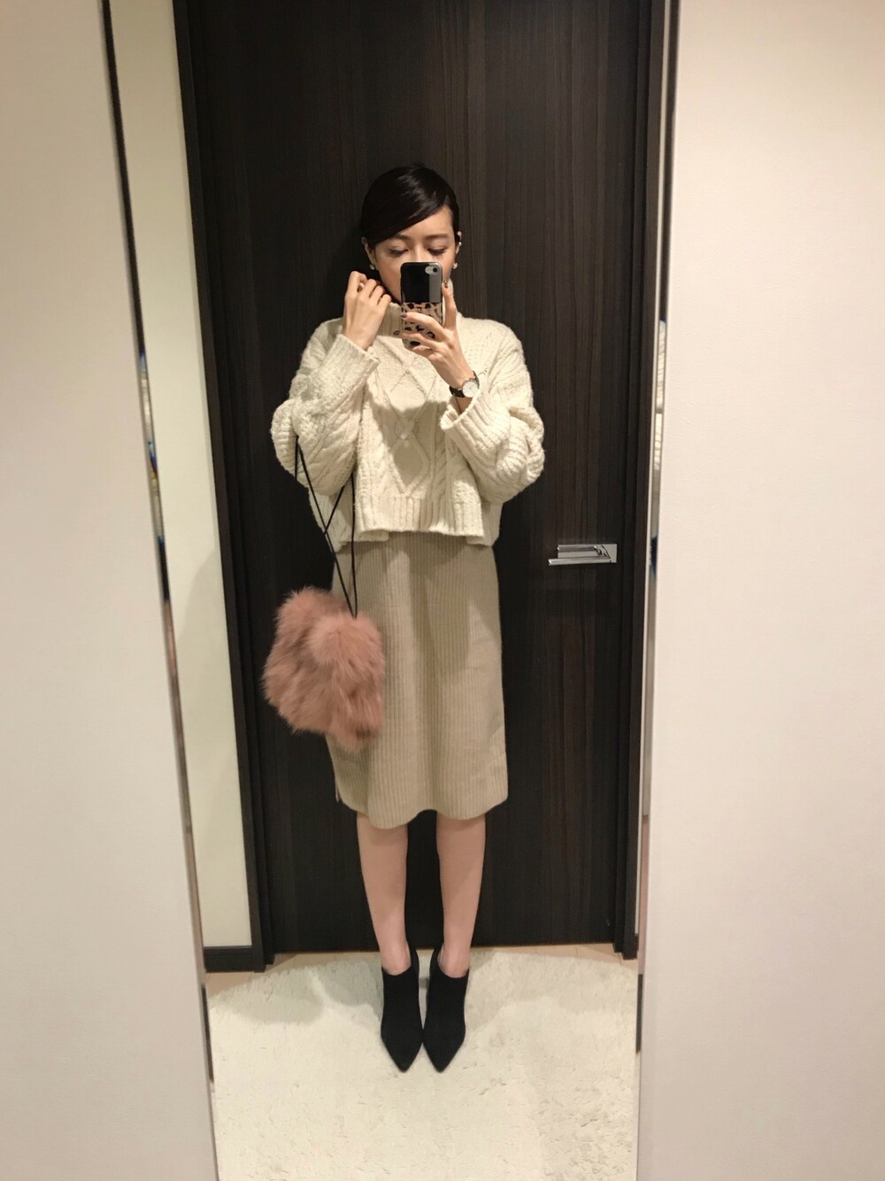 ホワイト系のニット/セーター、ベージュ系のワンピース、ピンク系のショルダーバッグを着用したレディースの秋コーディネートの1枚目の写真