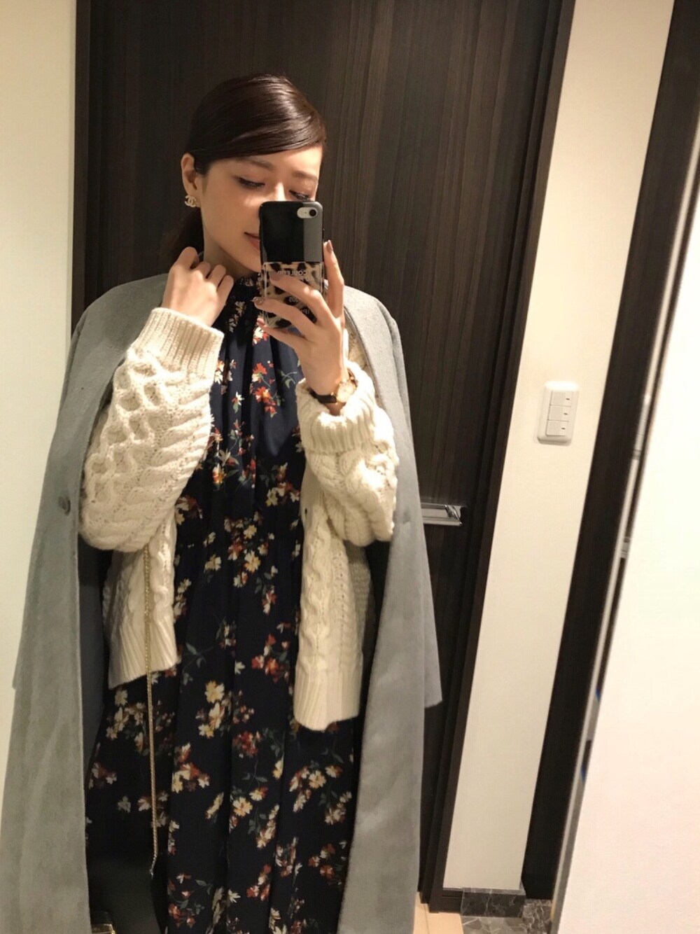 「Sonny　Label、サニーレーベル、KBF+、ケービーエフプラス、Fossil、FOSSILSTYLE、休日スタイル、花柄ワンピース、冬コーデ、キレイめ」｜「URBAN RESEARCH Sonny Labelのチェックストール付きノーカラーコート（その他アウター、グレー系）」を使った、RUIさん（レディース・165cm）の冬コーディネートの1枚目の写真