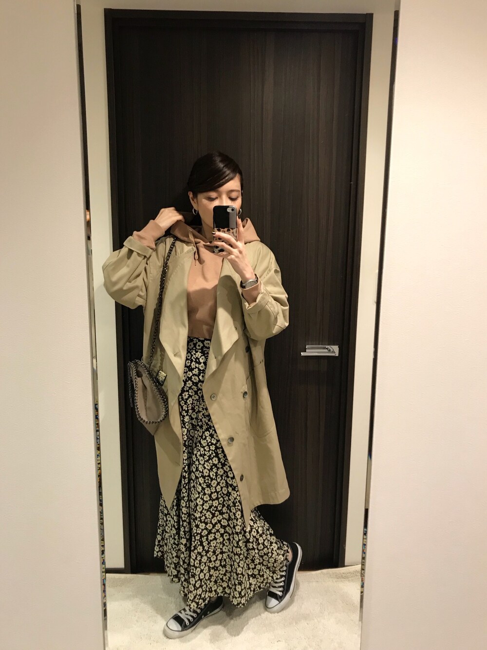 「メルシーポークー、mercibeaucoup、PR、カジュアルコーデ、オトナ女子、きれいめカジュアル、春、トレンチコート、花柄スカート」｜「mercibeaucoup,のわさっトレンチ（トレンチコート、ベージュ系）」を使った、RUIさん（レディース・165cm）の春コーディネートの1枚目の写真