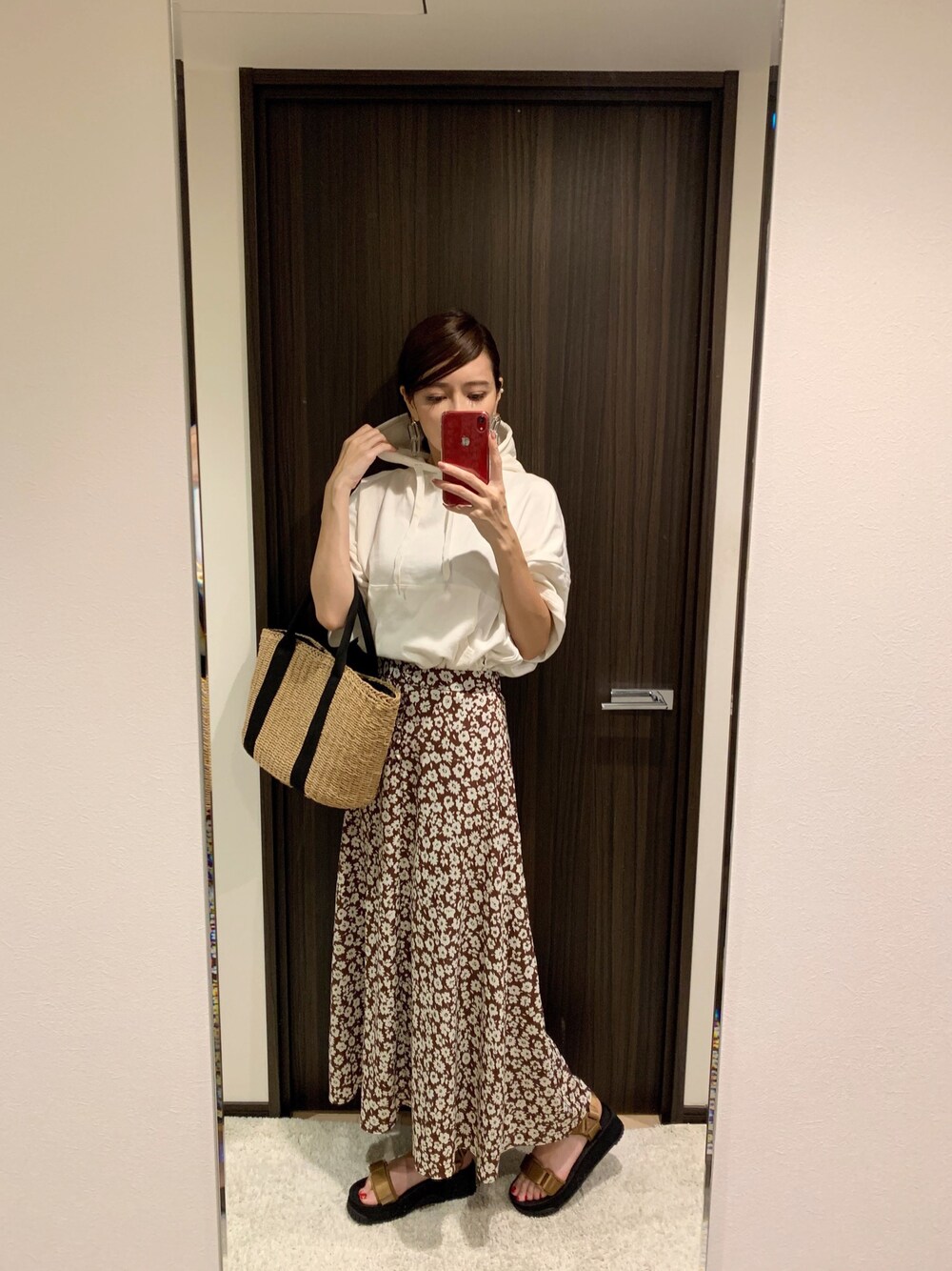 「chacocloset、夏コーデ、大人カジュアル、シンプル、オトナ女子、花柄スカート、SHAKA、スポーツサンダル、パーカー、パーカーコーデ」｜「Chaco closetの5分袖 サイドスリット 裏毛ワイドパーカー（パーカー、ホワイト系）」を使った、RUIさん（レディース・165cm）の夏コーディネートの1枚目の写真