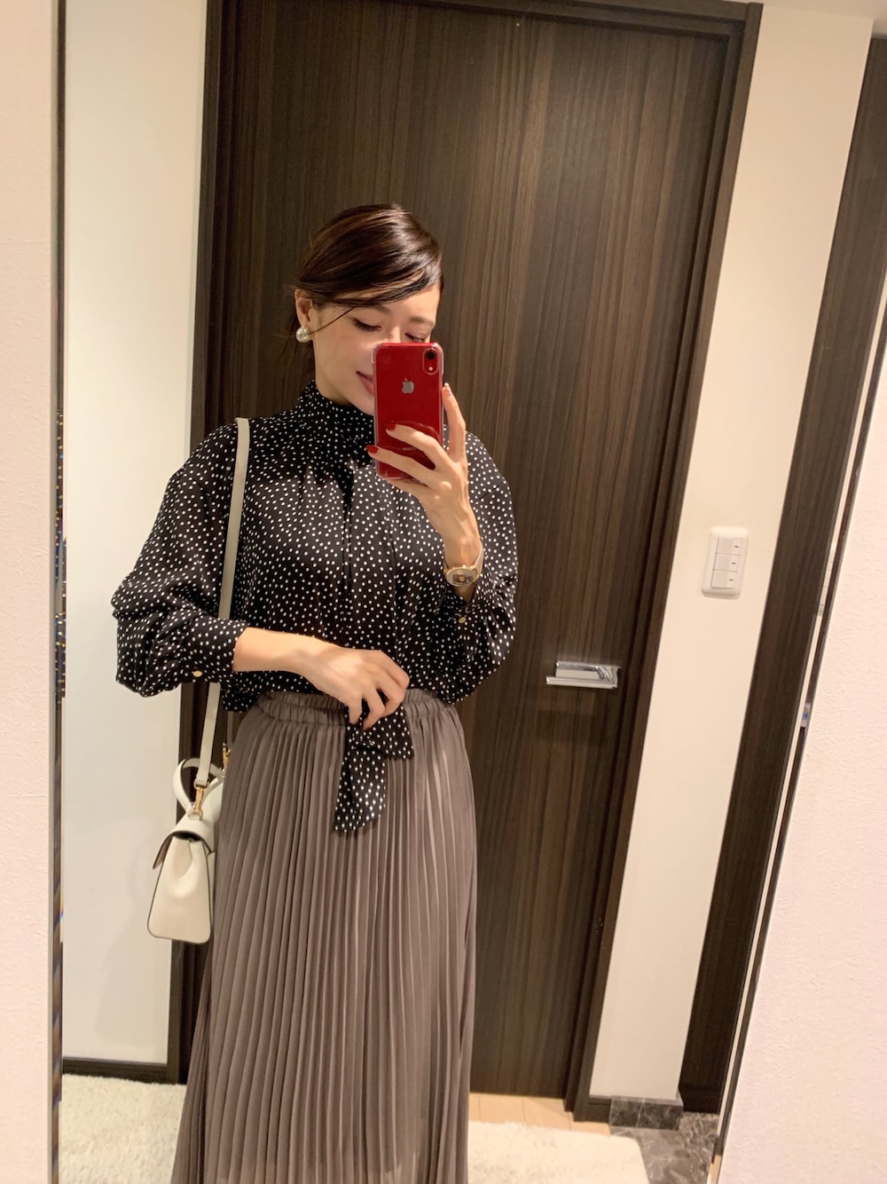 「NOLLEY'S、ノーリーズ、MAJESTIC LEGON、マジェスティックレゴン、furla、furlawatch、秋のコーデ、オトナガーリー、オトナ女子、オトナカワイイ」｜「NOLLEY’Sのボウタイ付2wayハイネックブラウス（シャツ/ブラウス、ブラック系）」を使った、RUIさん（レディース・165cm）の秋コーディネートの1枚目の写真