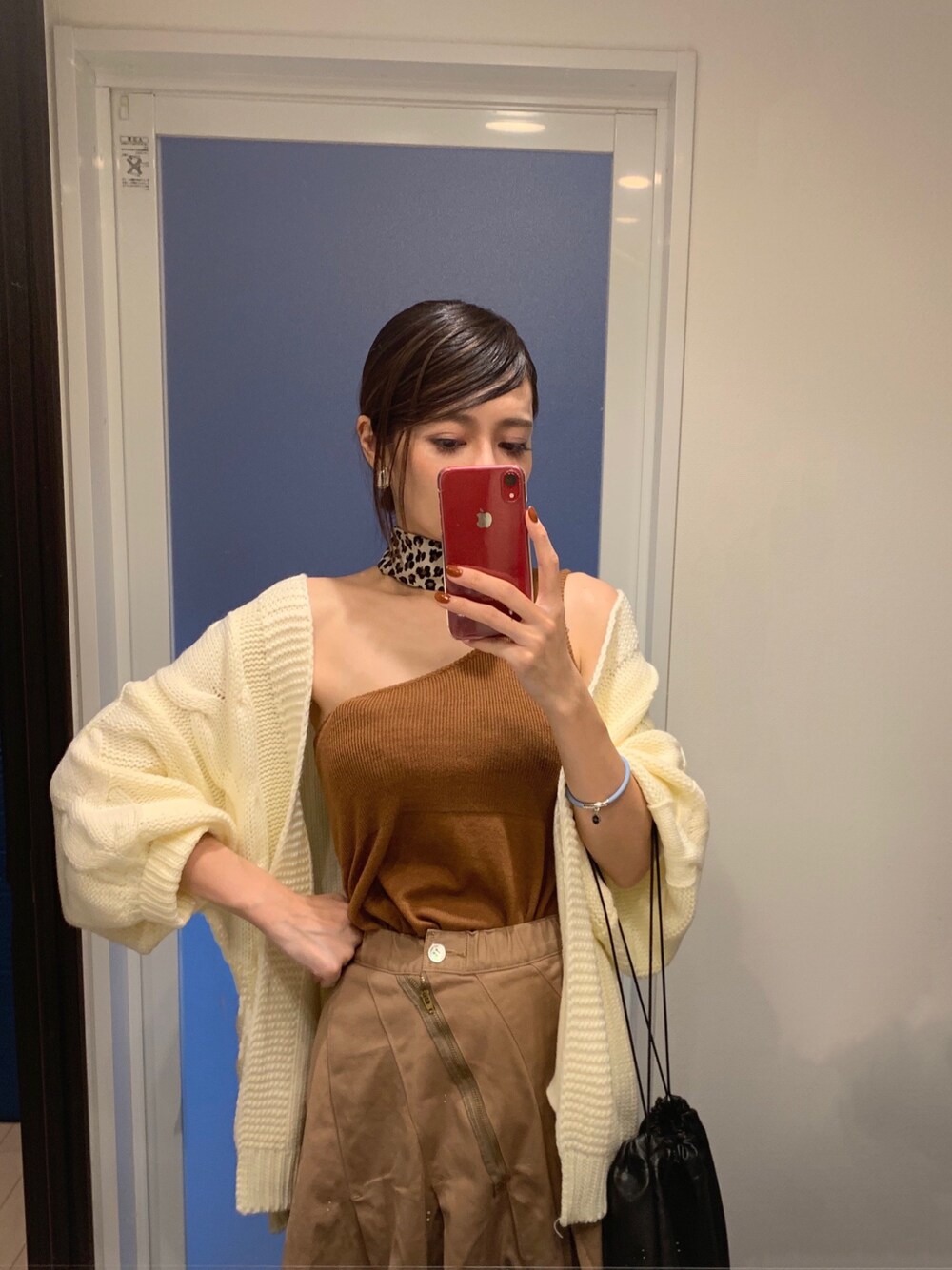 「chacocloset、mercibeaucoup,、メルシーボークー、秋のコーデ、秋コーデ、ブラウンコーデ、ざっくりニット、キレイめ、チノスカート」｜「CLEAのトレンド モチーフ スカーフ（その他ヘアアクセサリー、その他）」を使った、RUIさん（レディース・165cm）の秋コーディネートの1枚目の写真