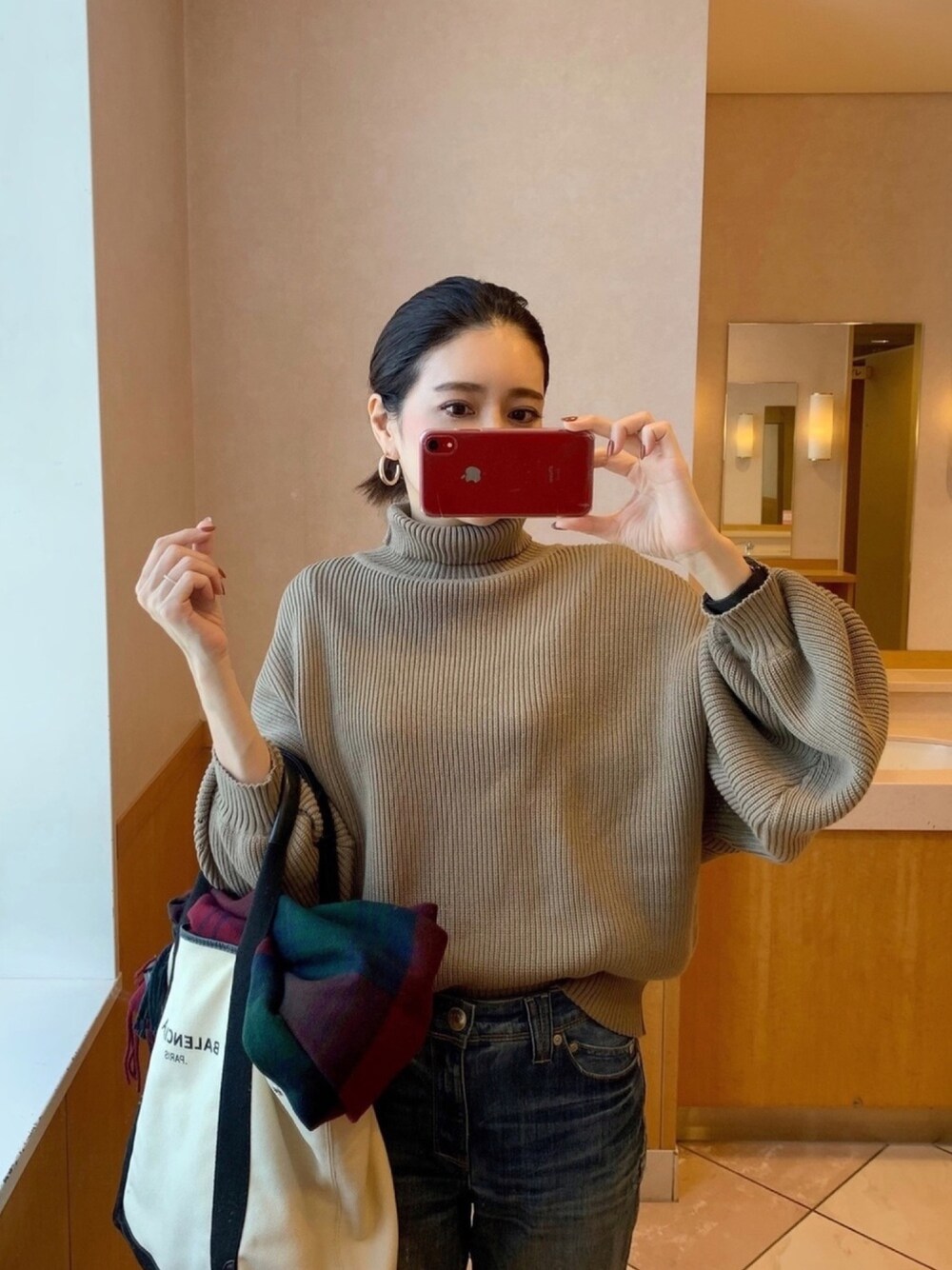 「La-gemme、ラジエム、QUEENHEAD、queenheadコーデ、秋コーデ、カジュアル、大人カジュアル、デニム、ニット」｜「La-gemmeのバルーンスリーブビッグニット（ニット/セーター、ブラウン系）」を使った、RUIさん（レディース・165cm）の秋コーディネートの1枚目の写真