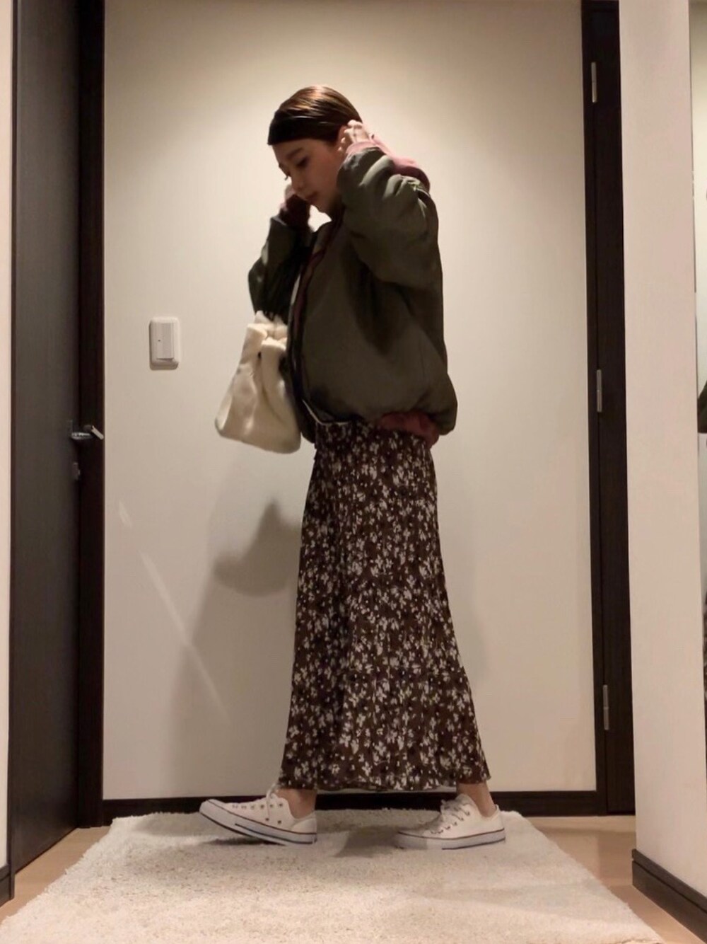 「chacocloset、LEE、リー、秋のコーデ、秋コーデ、オトナカジュアル、きれいめカジュアル、パーカー、ブラウンコーデ、ボアジャケット」｜「Chaco closetのリバーシブルボアフリースジャケット（ブルゾン、ホワイト系）」を使った、RUIさん（レディース・165cm）の秋コーディネートの1枚目の写真