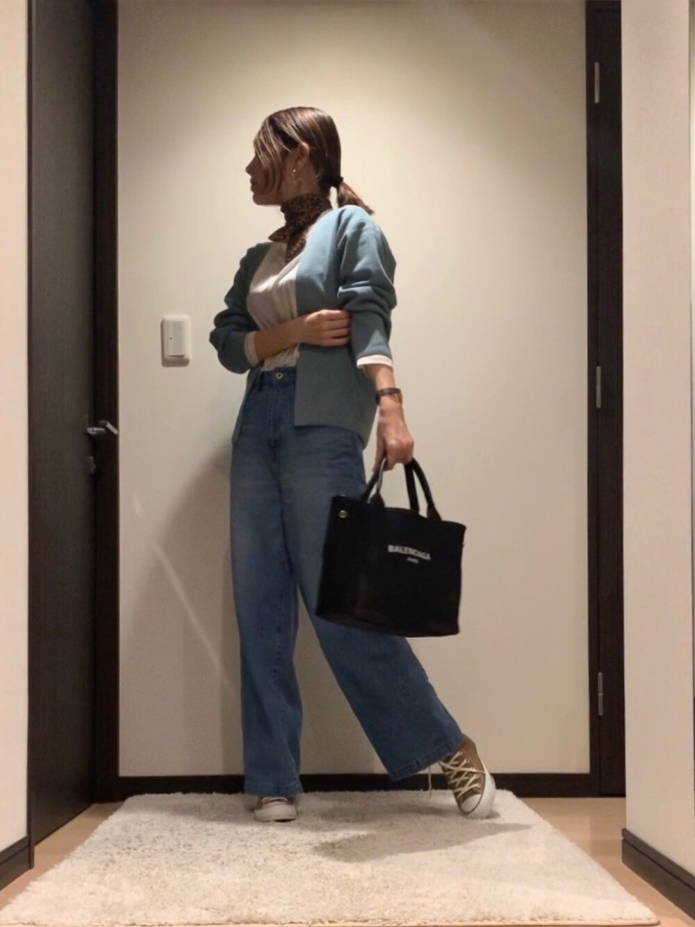 「Sonny　Label、サニーレーベル、PR、春コーデ、春カラー、オトナカジュアル、オトナ女子、デニムパンツ、スカーフ」｜「BROTHERHOODの【BROTHERHOOD】ボウタイスカーフ（バンダナ/スカーフ、その他）」を使った、RUIさん（レディース・165cm）の春コーディネートの1枚目の写真