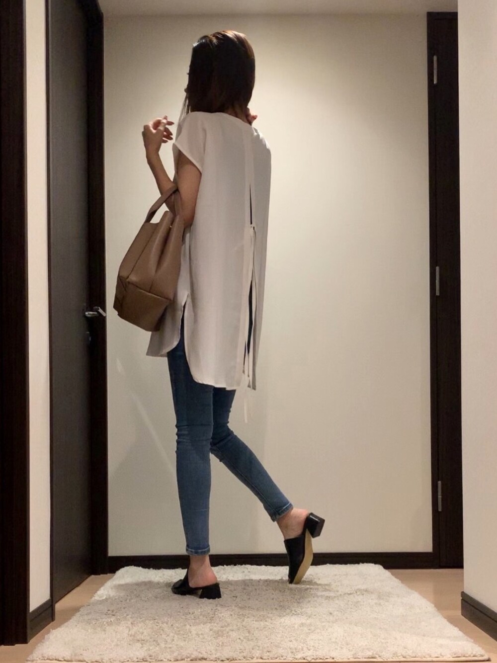 ホワイト系のシャツ/ブラウス、ブルー系のデニムパンツ、グレー系のトートバッグを着用したレディースの夏コーディネートの1枚目の写真