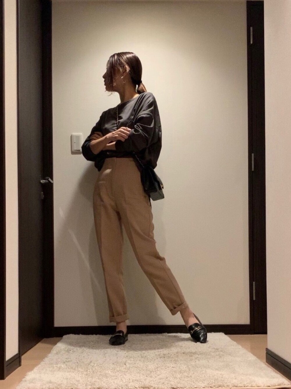 「LIPSTAR、リップスター、PR、秋コーデ、秋のコーデ、秋色、ハイウエストパンツ、ザラ、ZARA、ローファー」｜「LIPSTARのルーズポケット付きカットソー（Tシャツ/カットソー、ブラック系）」を使った、RUIさん（レディース・165cm）の夏コーディネートの1枚目の写真