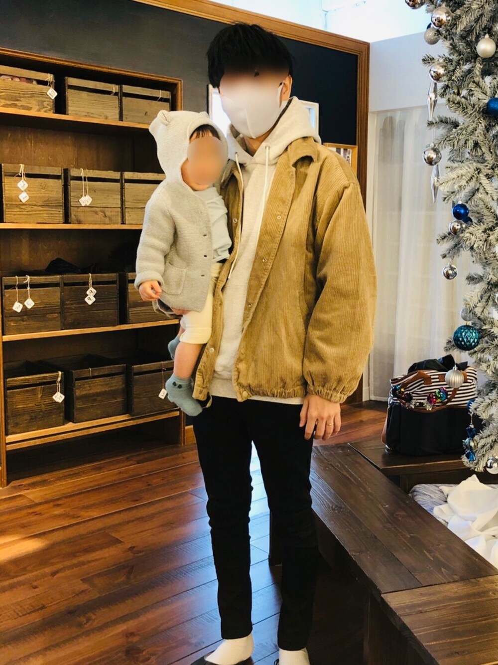 ベージュ系のブルゾン、グレー系のパーカー、ブラック系のその他パンツを着用したメンズの冬コーディネートの1枚目の写真