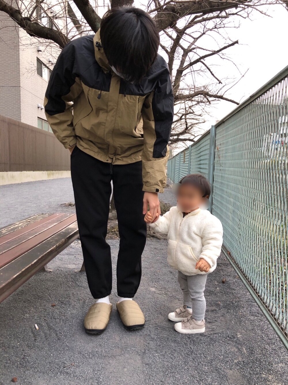 「SUBU、マウンテンパーカー、公園、30代、スリッポン、サンダル、ベージュ、カーキ、冬コーデ、休日スタイル」｜「SUBUのSUBU凹凸サンダル  2020（その他シューズ、ベージュ系）」を使った、jefさん（メンズ・182cm）の冬コーディネートの1枚目の写真