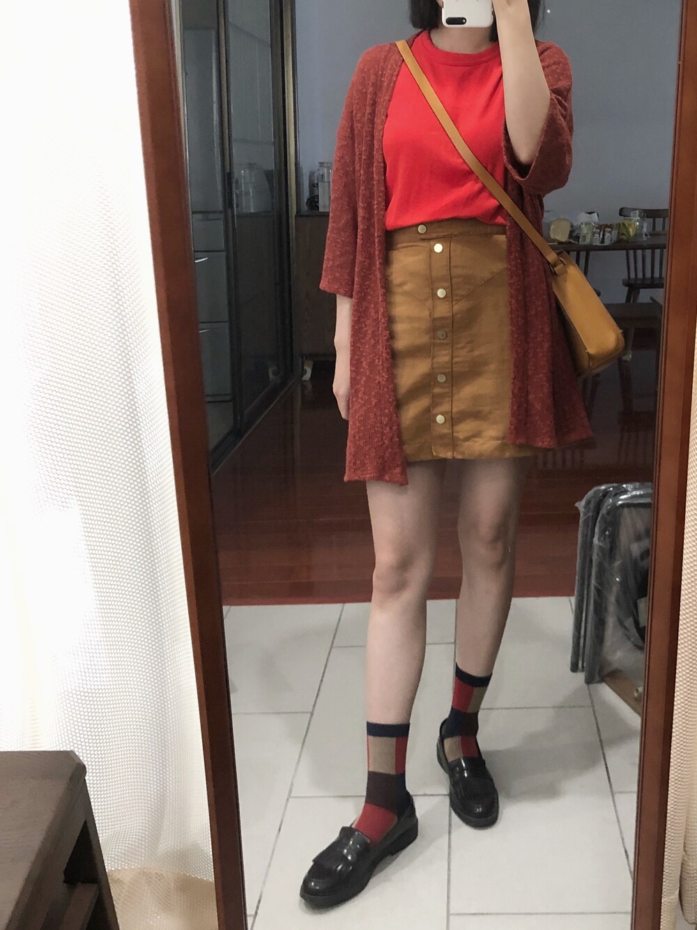 「UNIQLOのアイテム（Tシャツ/カットソー、レッド系）」を使った、蜜轟さん（レディース・165cm）の秋コーディネートの1枚目の写真