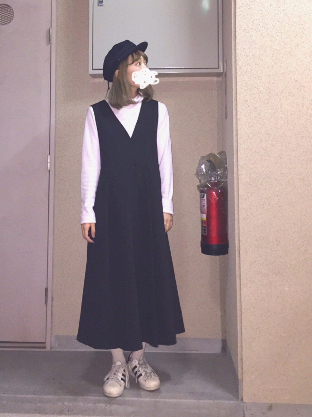 「カジュアルコーデ、キャスケット、ブラック、ワンピース、黒×ピンク、白タイツ、ワンピース×スニーカー、スニーカー、KBF、adidas」｜「ZARAのアイテム（キャスケット、ブルー系）」を使った、KURUMIさん（レディース・153cm）の冬コーディネートの1枚目の写真